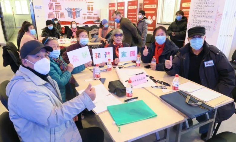 Community coordinators and project leaders in Qianmen subdistrict, Dongcheng district, Beijing, receive guidance on their work provided by the administrative office of the subdistrict, December 2021. (Photo/China Philanthropy Times)
