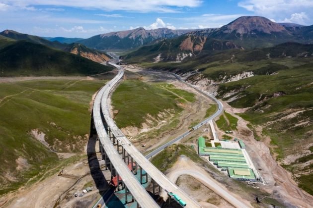 An extra-large bridge is under construction in Menyuan Hui autonomous county, northwest China’s Qinghai province, July 21, 2021. (People’s Daily Online/Cheng Lin)