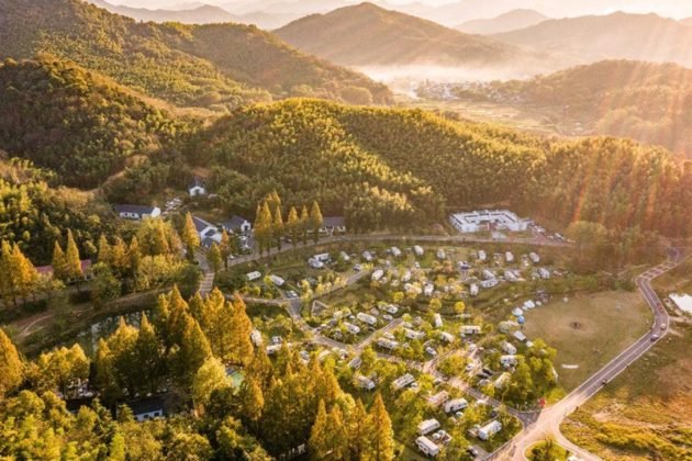 Photo taken on Oct. 4, 2021 shows motorhomes parked at a camping site in Zhongfen village, Suncun township, Wuhu city, east China’s Anhui province. (Photo by Xiao Benxiang/People’s Daily Online)