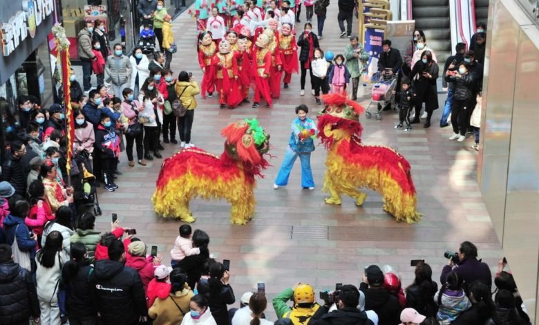 Consumers are attracted to a Spring Festival folk cultural activity held at a shopping mall in Shanghai, Feb. 16, 2021. (People’s Daily Online/ Yang Jianzheng)