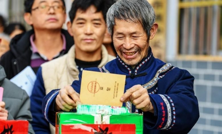 A resident of Shaxi village puts his vote for the people’s congress in Youyang Tujia and Miao autonomous county, southwest China's Chongqing municipality in a ballot box, Dec. 5, 2021. (Photo by He Yi/People’s Daily Online)