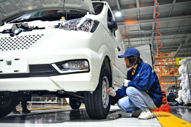 A female technician works in a workshop of Kama Automobile Company in Ganzhou city, east China’s Jiangxi province, March 7, 2022. (Photo by Zhu Haipeng/People’s Daily Online)