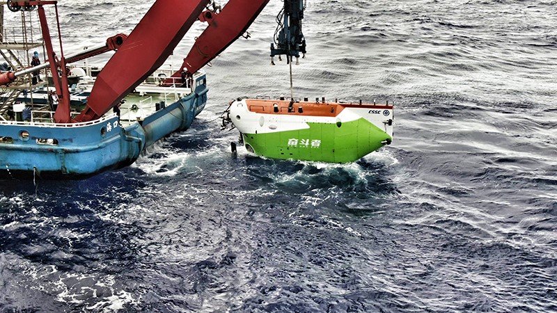 The scientific research ship Tansuo-1 retrieves the manned submersible Fendouzhe. (Photo courtesy of China State Shipbuilding Corporation Limited)