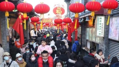 People visit Yandaixie Street, which literally means "Skewed Tobacco Pouch Street", in Beijing, Feb. 1, 2022. (Photo by Chen Xiaogen/People's Daily Online)