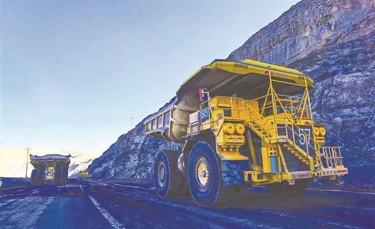 An intelligent autonomous truck runs at a mining site managed by ChinaCoal Pingshuo Group Co., Ltd. (Photo by Jing Shutao, from www.cinn.cn/)