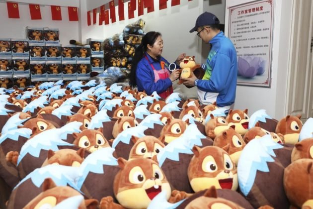 Photo shows stuffed toys in the shape of chipmunk, the mascot of Chongli district, Zhangjiakou city, north China’s Hebei province, made at a workshop eastablished by Chen Suqin (left), a visually impaired woman. The workshop established in 2015 has provided jobs for over 30 local residents with disabilities in Chongli district. Its cultural and creative products, including the chipmunk stuffed toys, are popular among consumers. (Photo by Wu Diansen/People’s Daily Online)