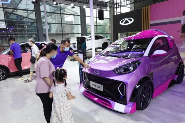 Citizens watch new-energy vehicles at the Guangdong-Hong Kong-Macao Greater Bay Area International Auto Show, July 24, 2021. (Photo by Hu Zhihui/People’s Daily Online)